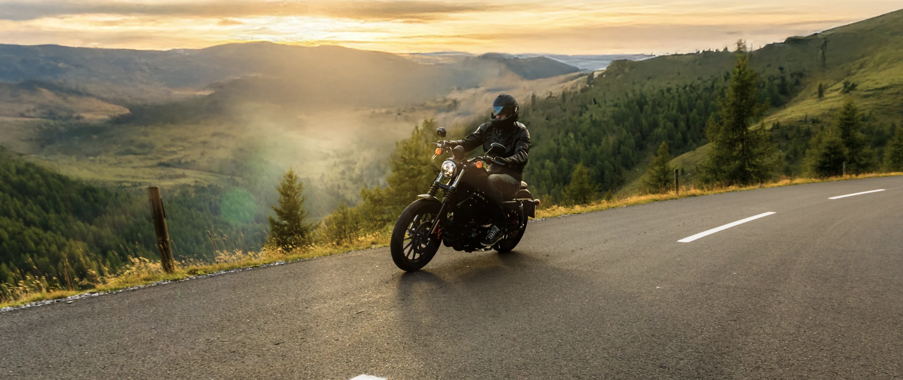 Pessoa em moto na estrada